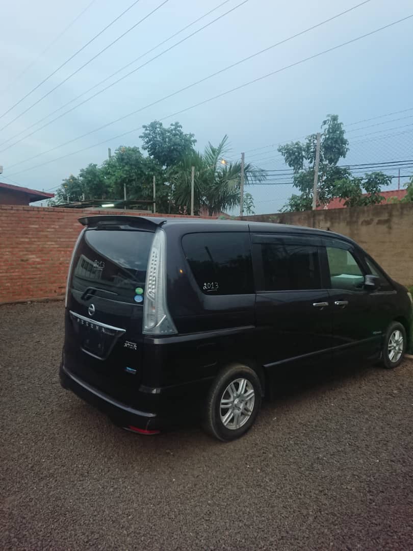 Nissan Serena image 2