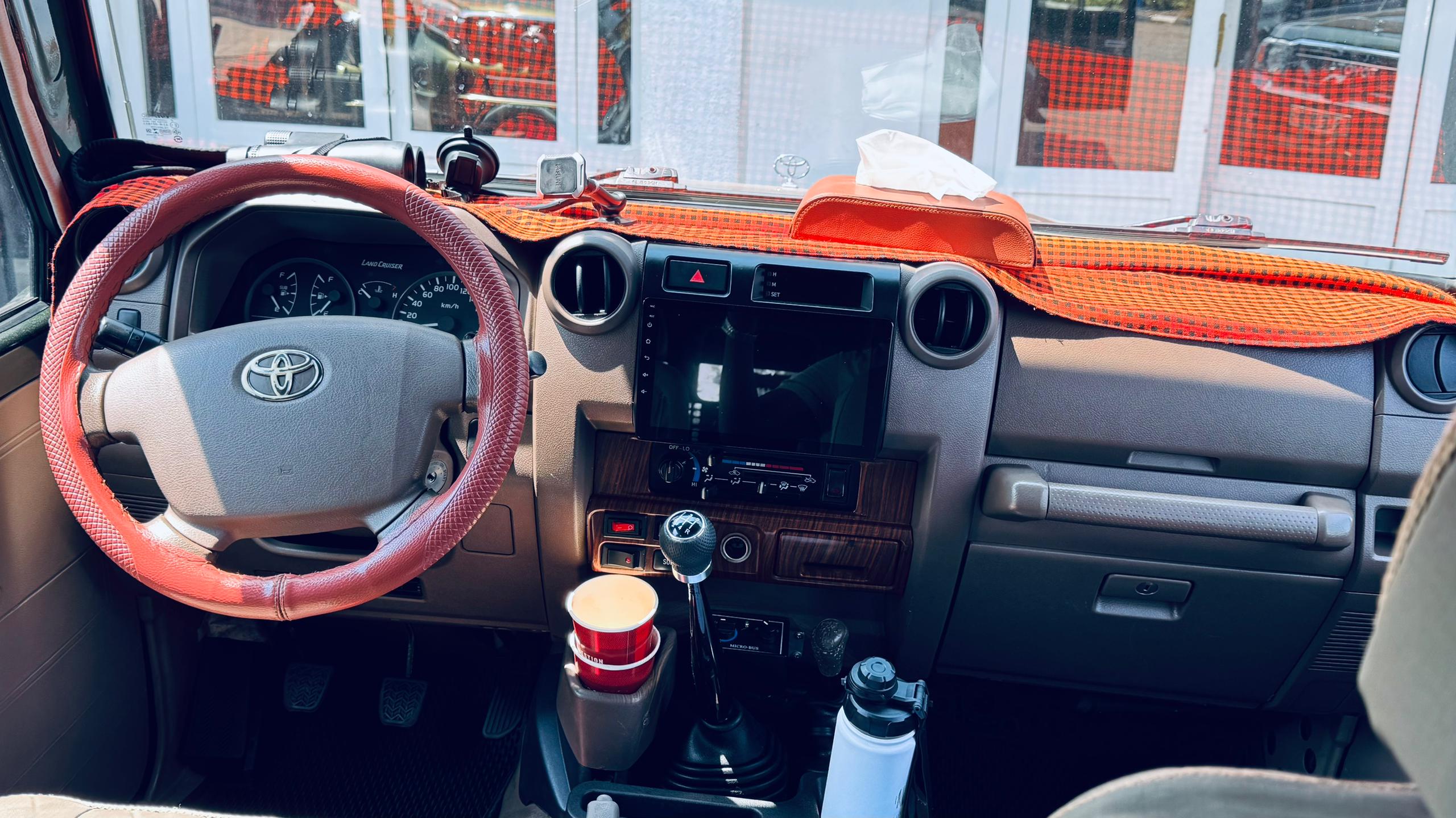 Toyota Land Cruiser Safari image 3