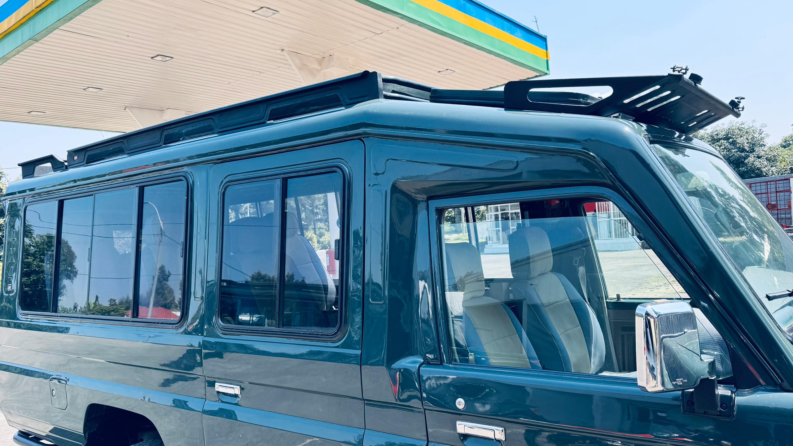 Toyota Land Cruiser Safari image 5