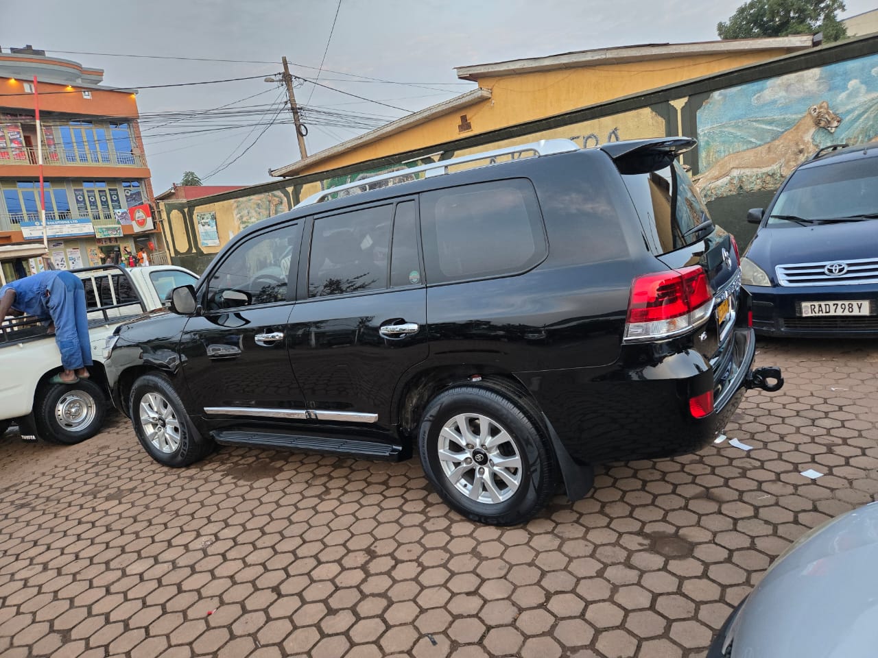 black Toyota Land Cruiser V8