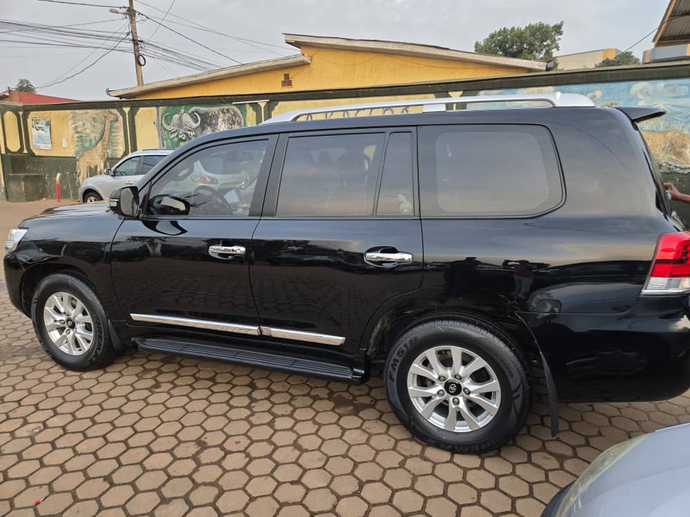 black Toyota Land Cruiser V8 image 2
