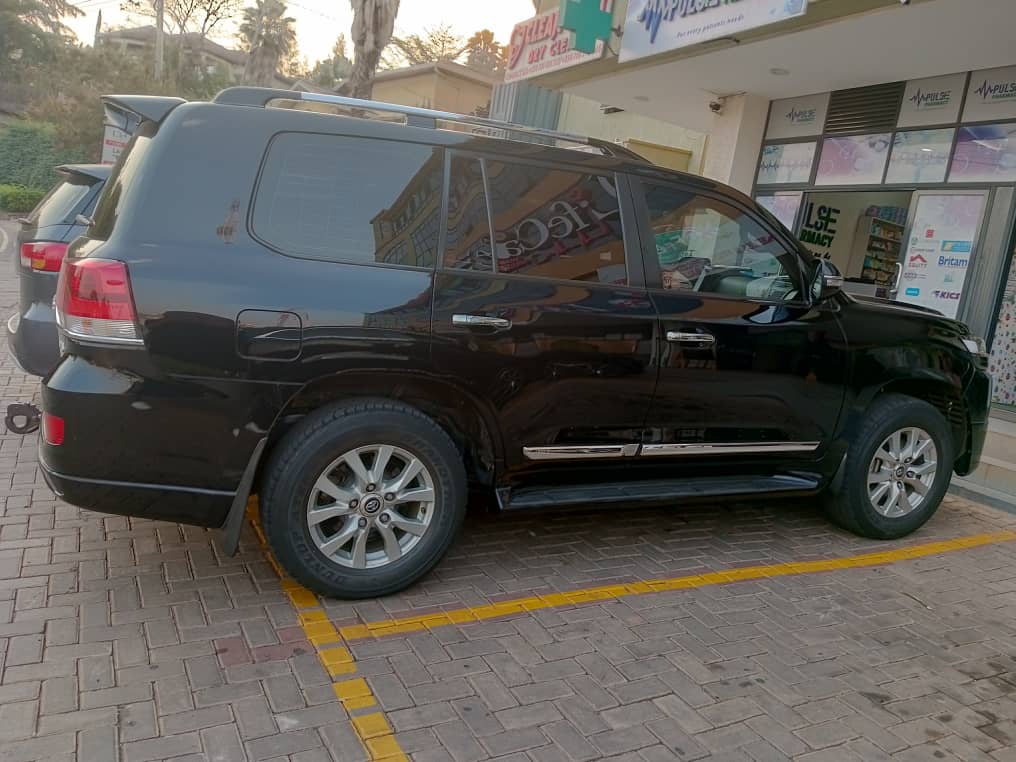 black Toyota Land Cruiser V8 image 3